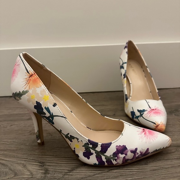Nine West • Floral Print Heels • 7.5 - Picture 3 of 6